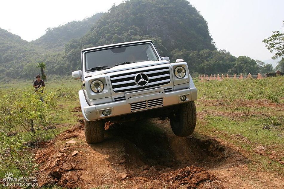 奔驰G500穿越炮弹坑