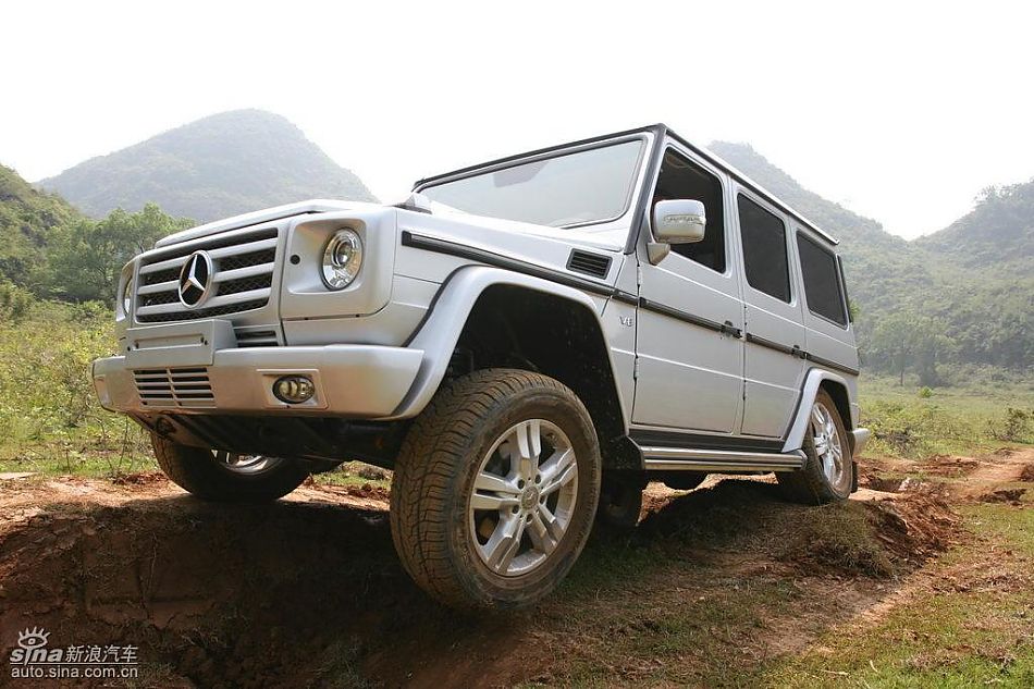 奔驰G500穿越炮弹坑