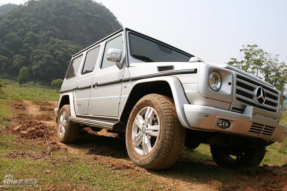 奔驰G500穿越炮弹坑
