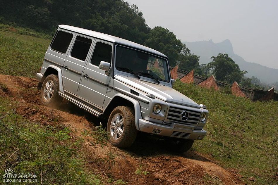奔驰G500穿越炮弹坑