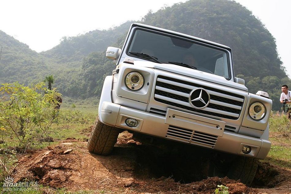 奔驰G500穿越炮弹坑