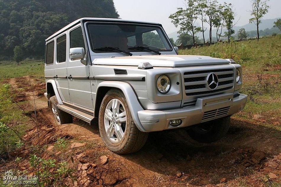 奔驰G500穿越炮弹坑