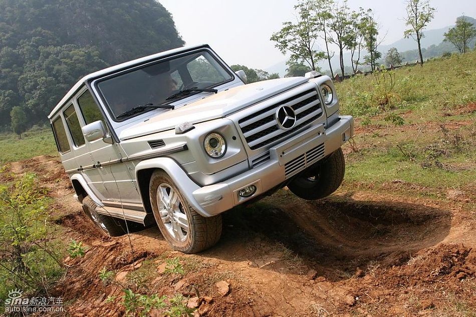 奔驰G500穿越炮弹坑