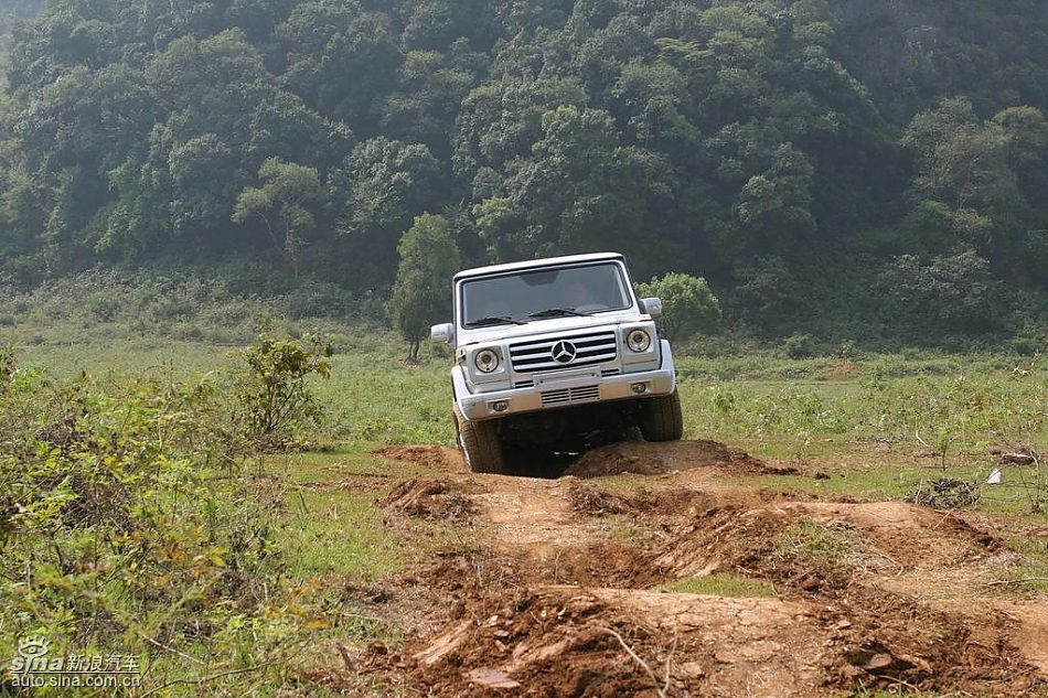 奔驰G500穿越炮弹坑