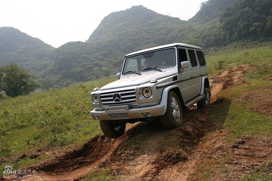 奔驰G500穿越炮弹坑