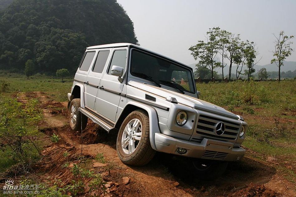 奔驰G500穿越炮弹坑