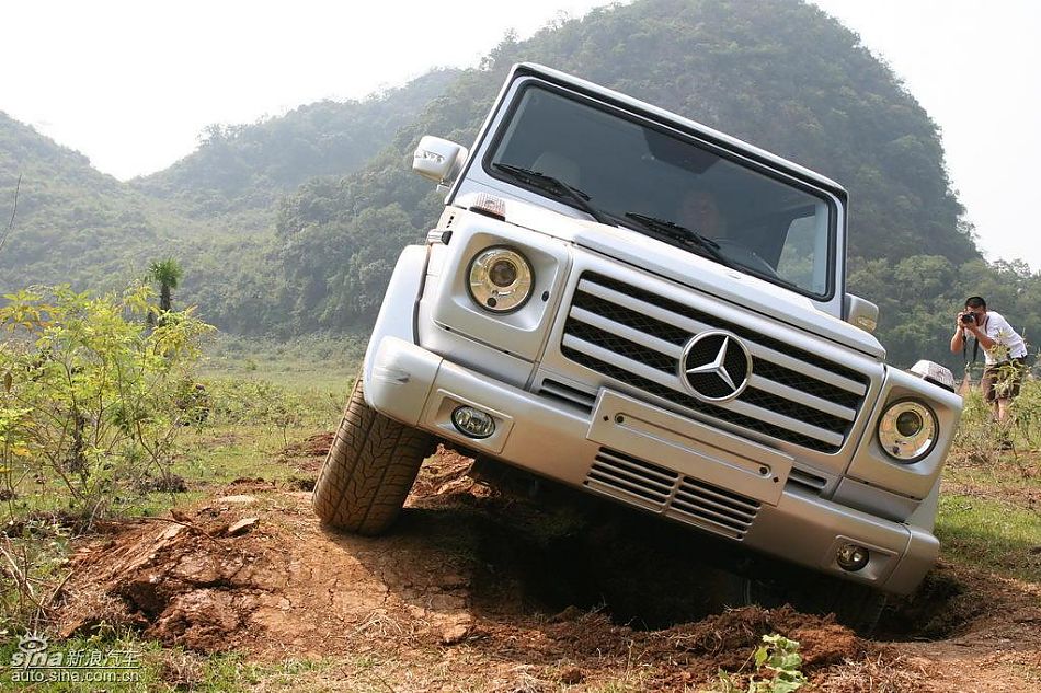 奔驰G500穿越炮弹坑