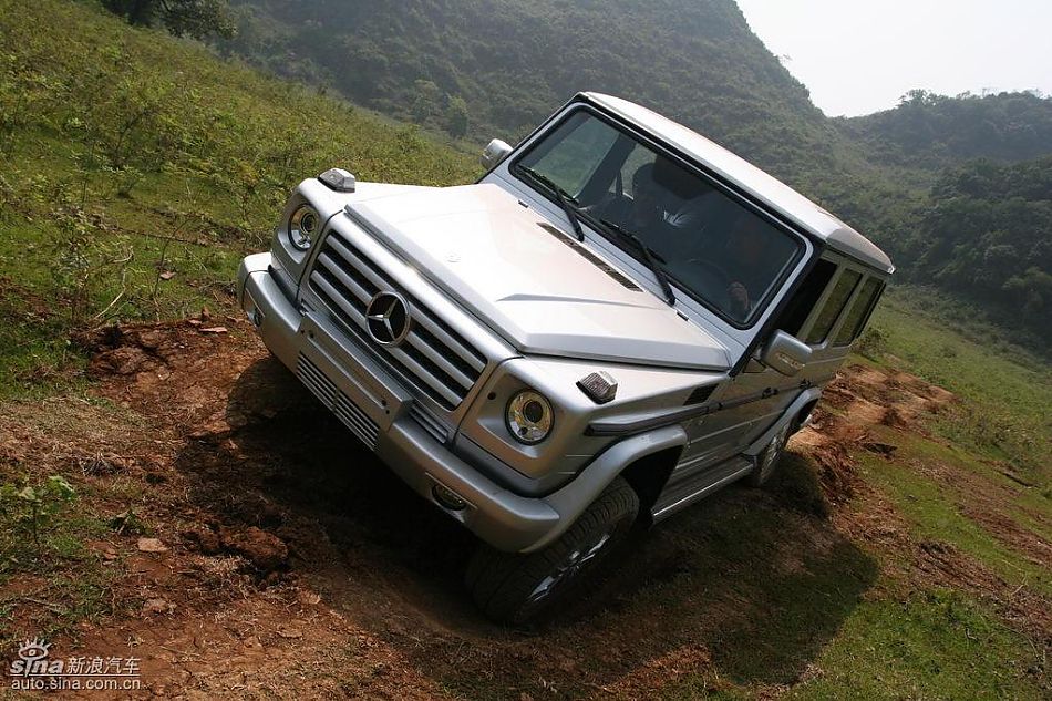 奔驰G500穿越炮弹坑