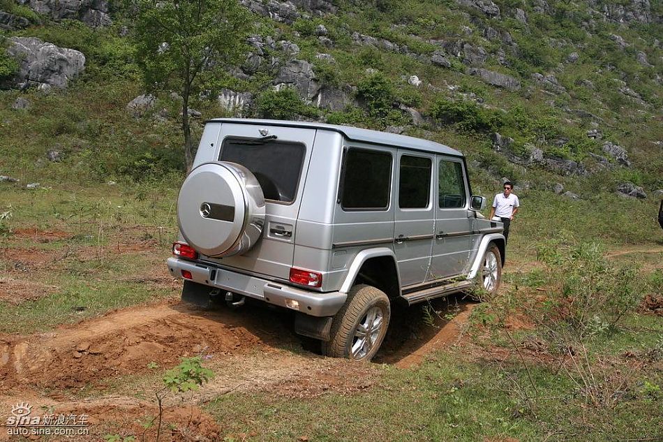 奔驰G500穿越炮弹坑