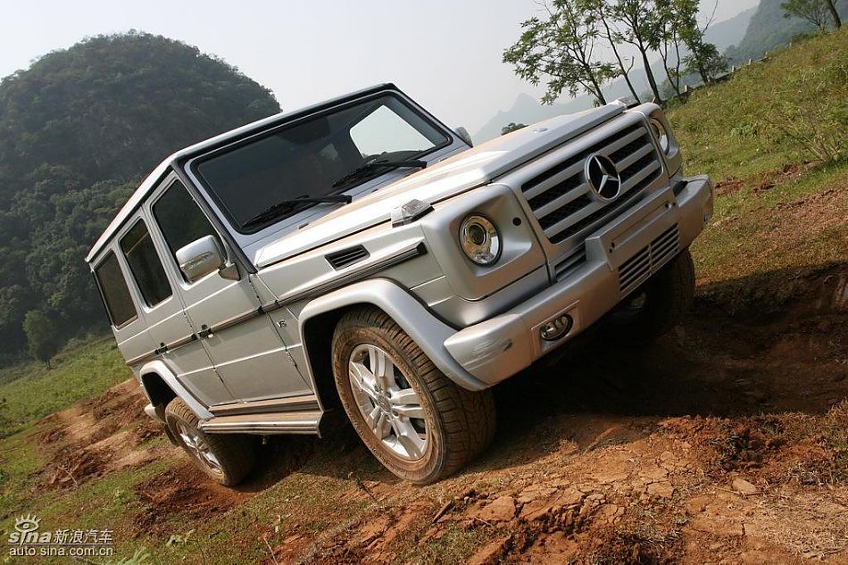 奔驰G500穿越炮弹坑