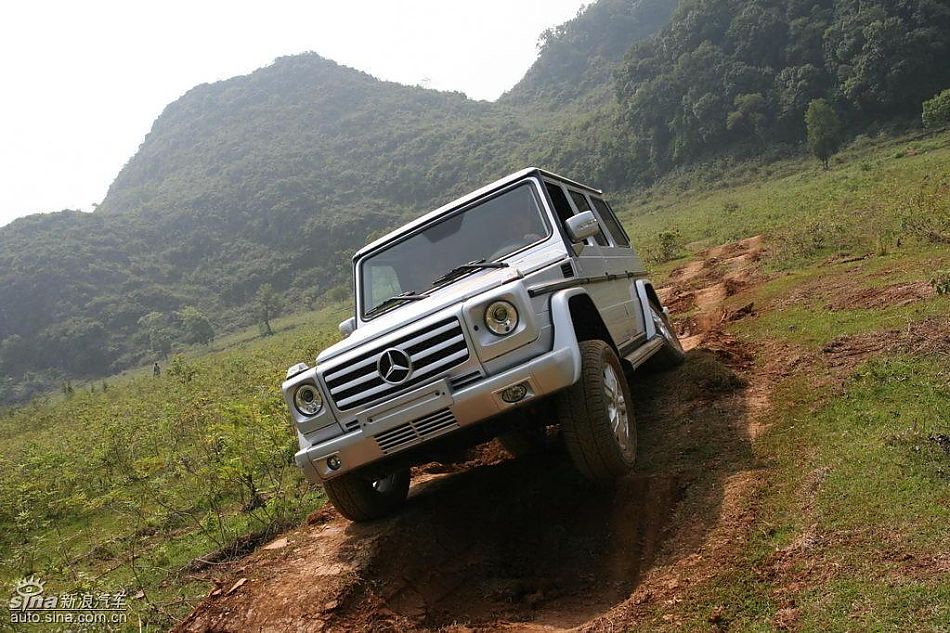 奔驰G500穿越炮弹坑