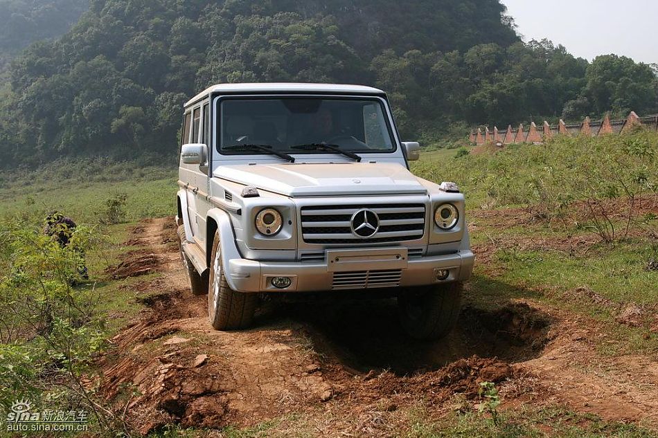 奔驰G500穿越炮弹坑