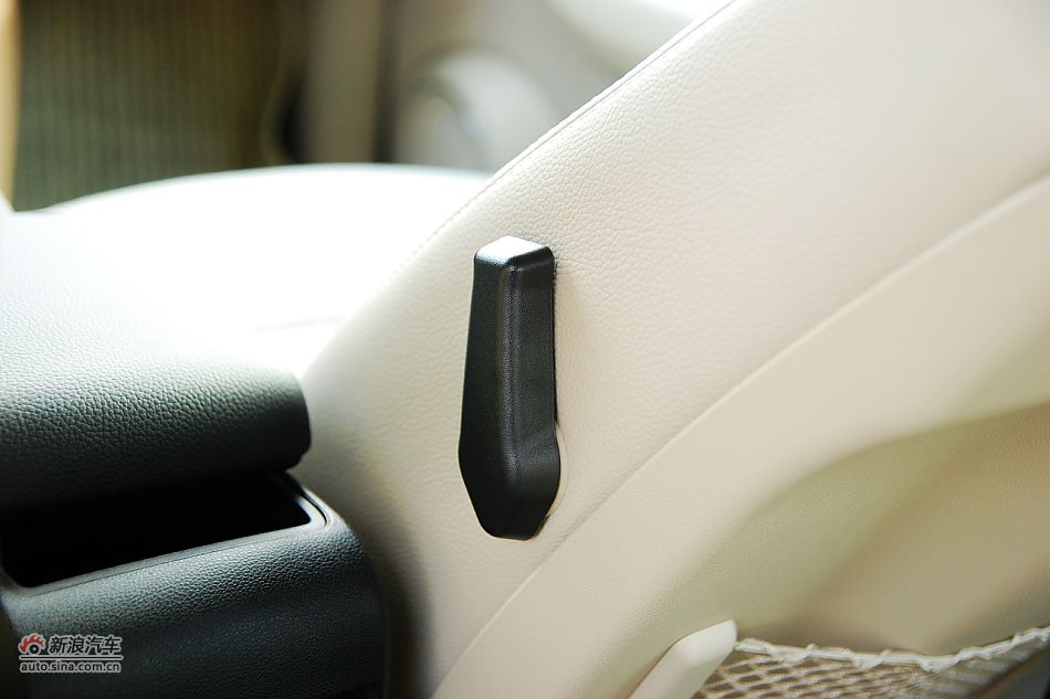 奔驰A级前排座椅腰部支撑