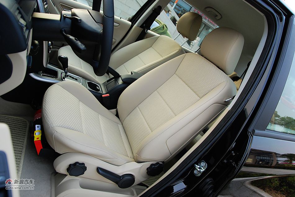 奔驰A级前排座椅