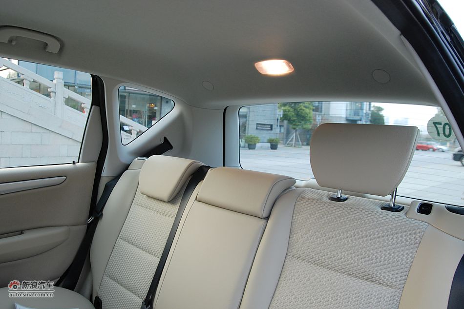 奔驰A级后排座椅