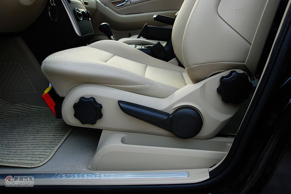 奔驰A级前排座椅