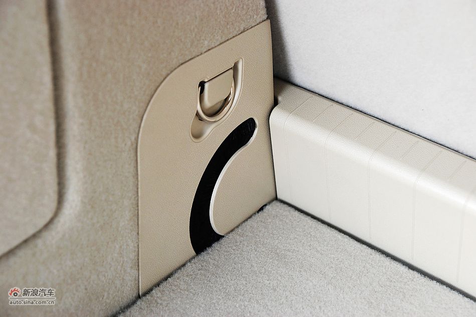 奔驰A级后备箱地板变形处细节