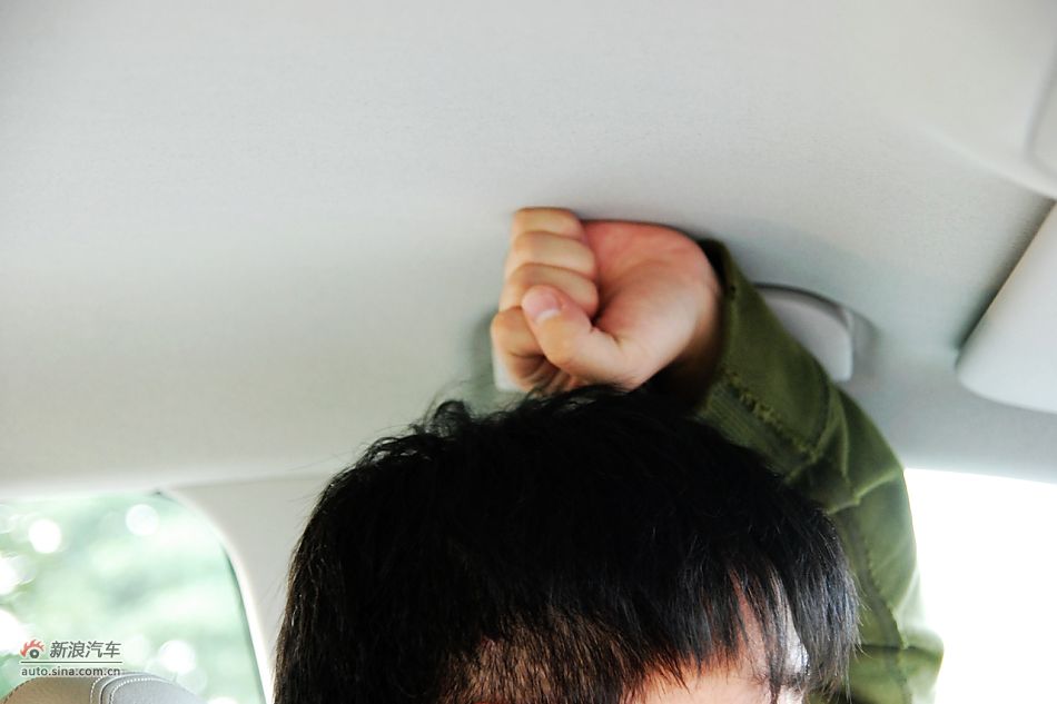 奔驰A级前排头部空间(测试人员身高175cm)