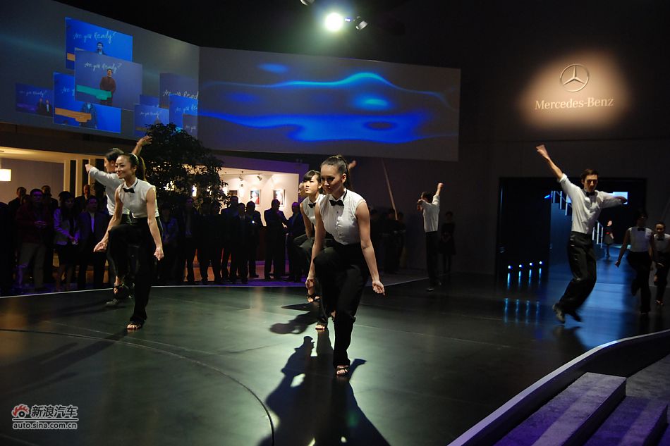 奔驰A级上市现场歌舞