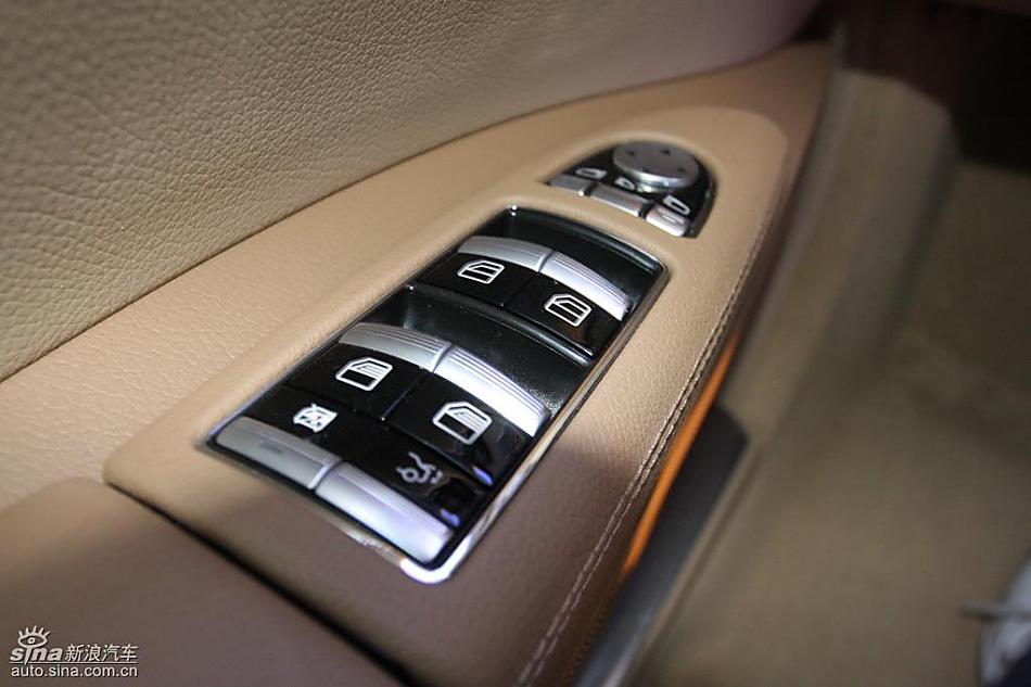 梅赛德斯-奔驰S350动感型轿车内饰实拍图