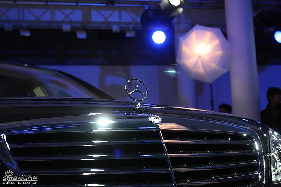 梅赛德斯-奔驰S350动感型轿车外观实拍图