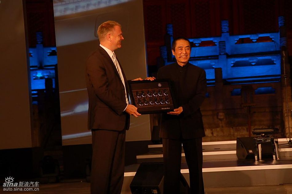 现场提供给张艺谋10辆奔驰用于图兰朵演出