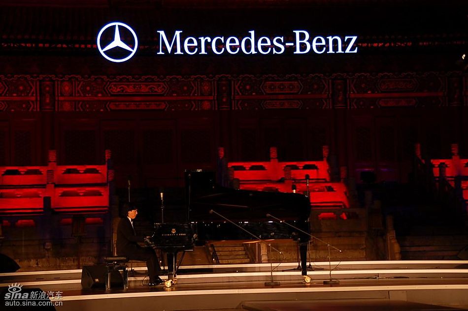 李云迪现场演奏钢琴