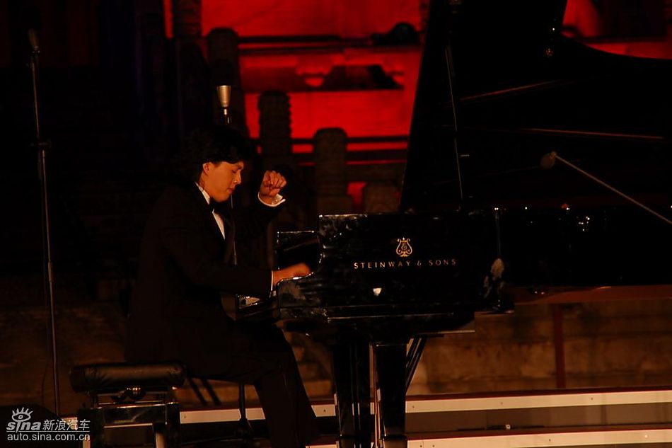李云迪现场演奏钢琴