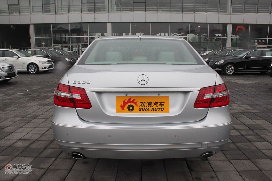 奔驰E300优雅型