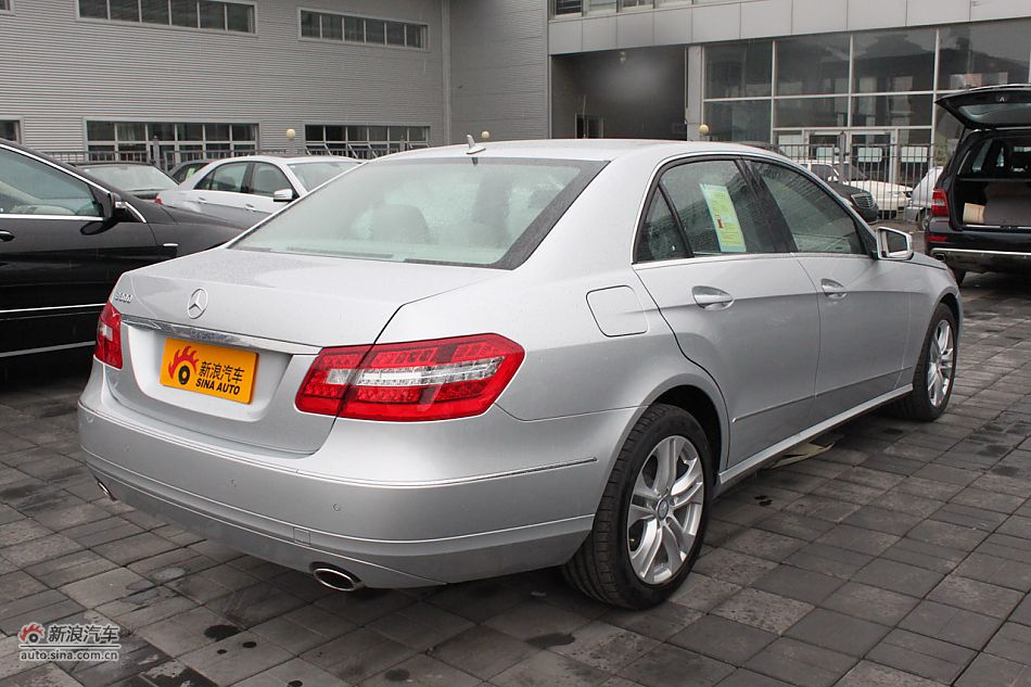 奔驰E300优雅型