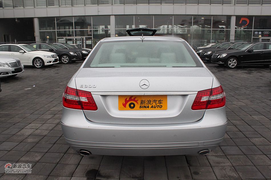 奔驰E300优雅型