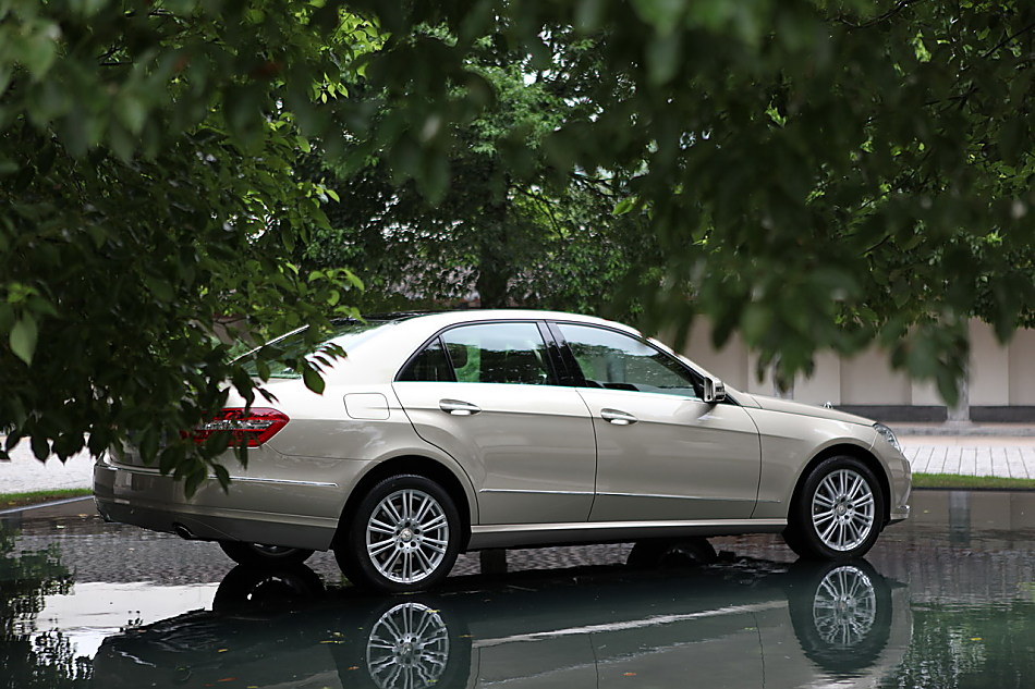 全新一代E300外观图片