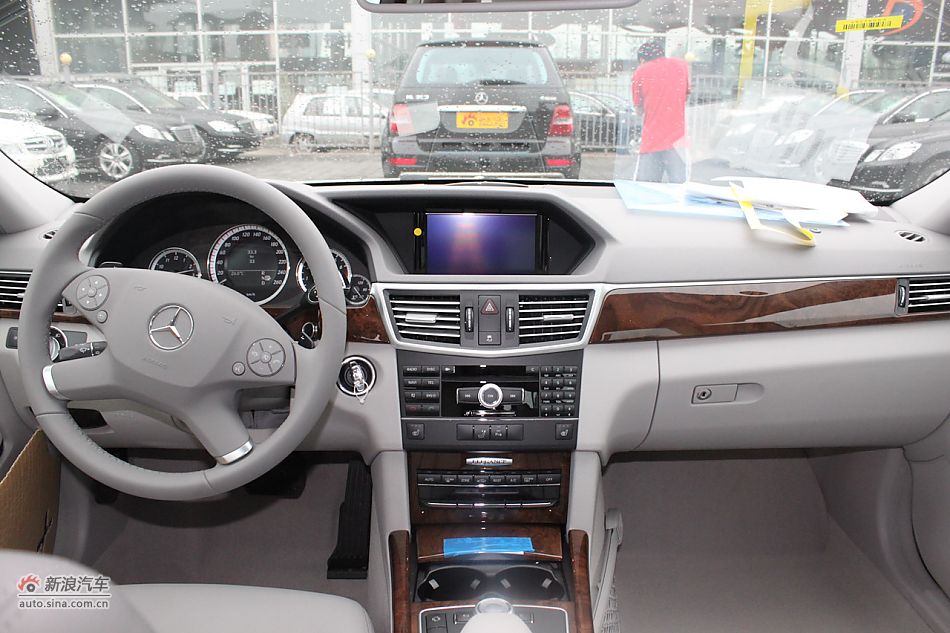 奔驰E300优雅型