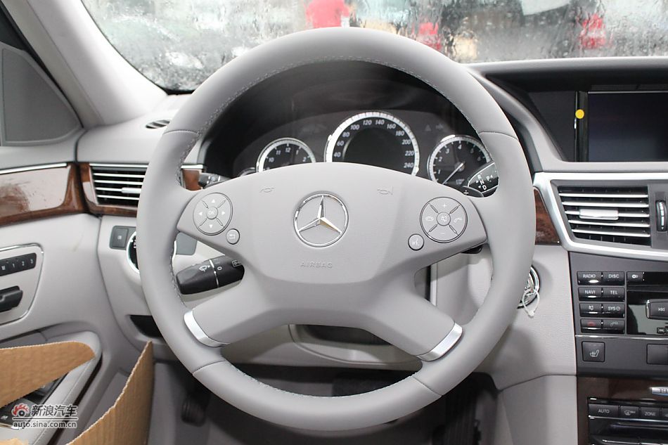 奔驰E300优雅型