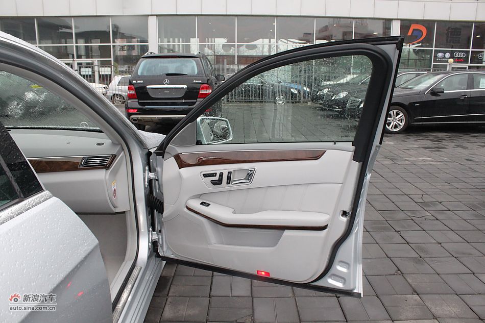 奔驰E300优雅型
