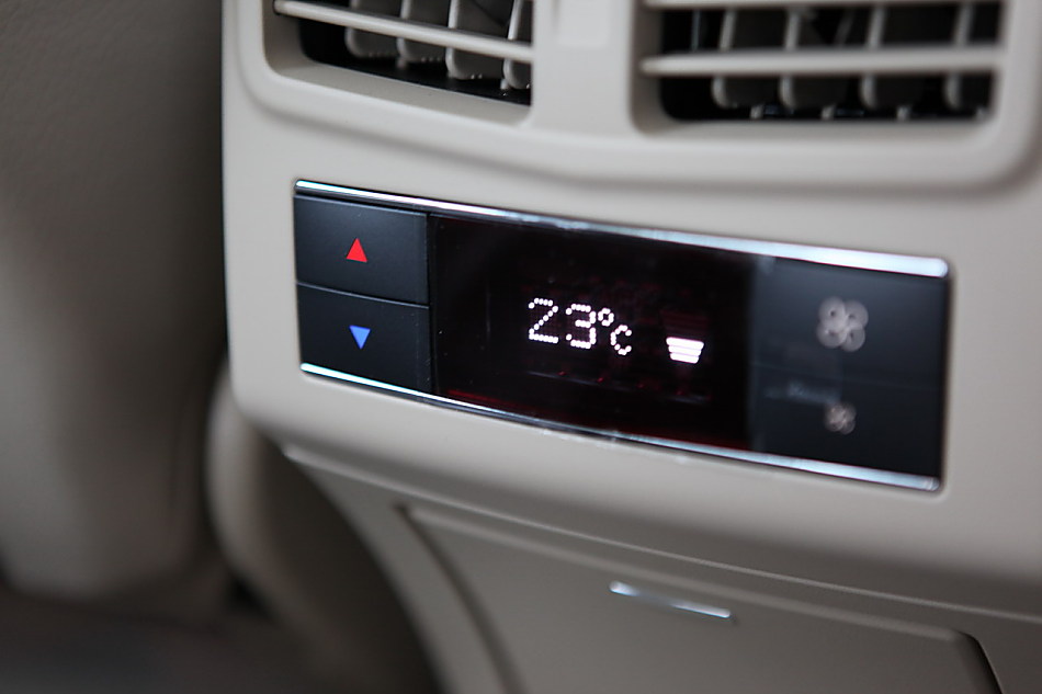 全新一代E300内饰图片