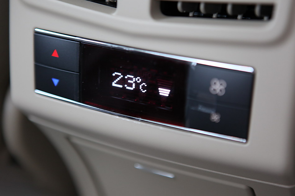 全新一代E300内饰图片