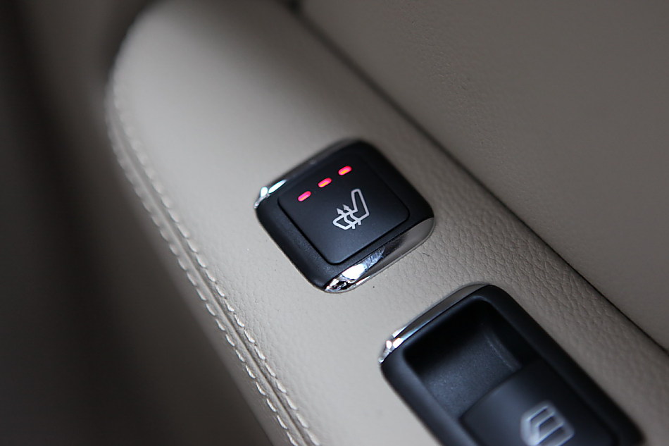 全新一代E300内饰图片