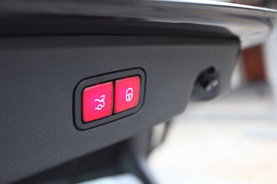 全新一代E300内饰图片