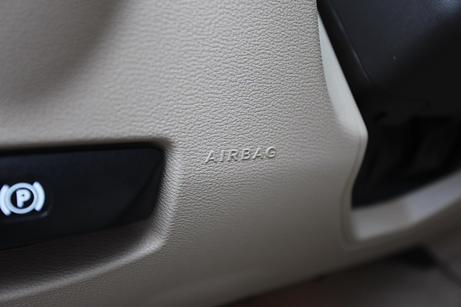 全新一代E300内饰图片