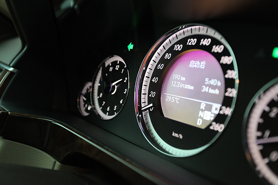 全新一代E300内饰图片