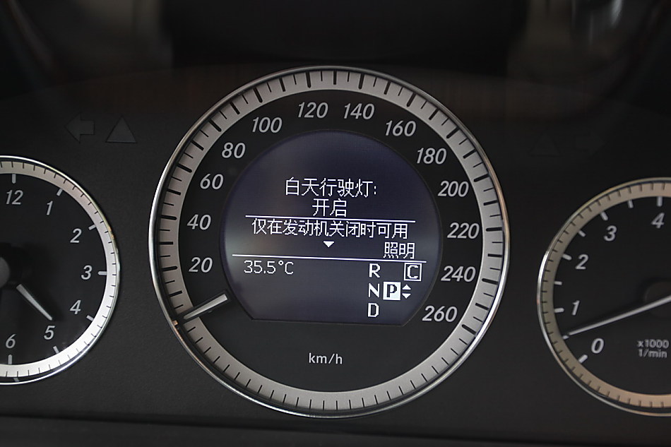 全新一代E300内饰图片