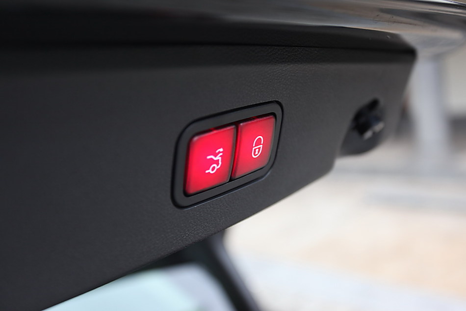 全新一代E300内饰图片