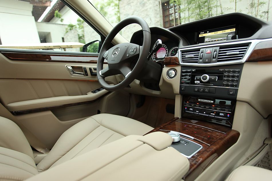 全新一代E300内饰图片