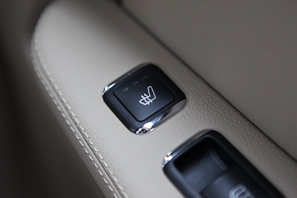 全新一代E300内饰图片