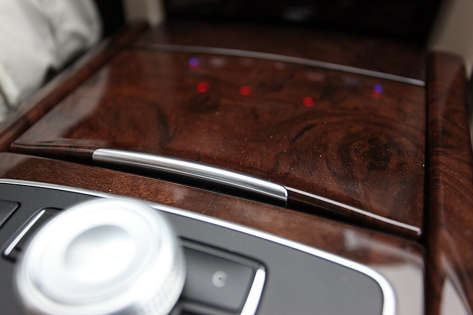 全新一代E300内饰图片