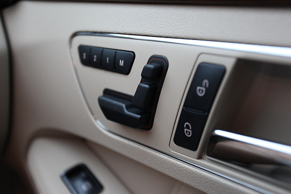 全新一代E300内饰图片