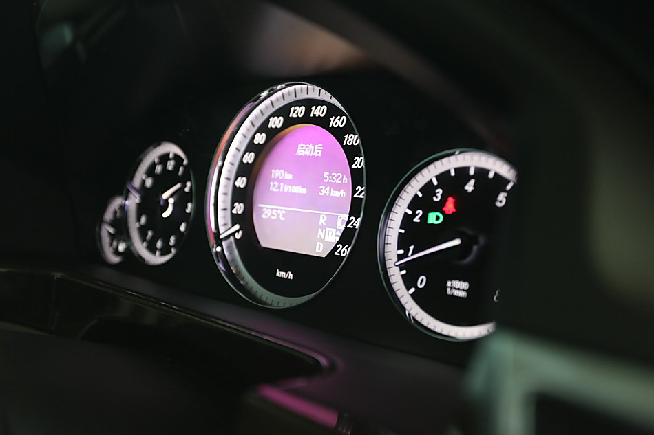 全新一代E300内饰图片