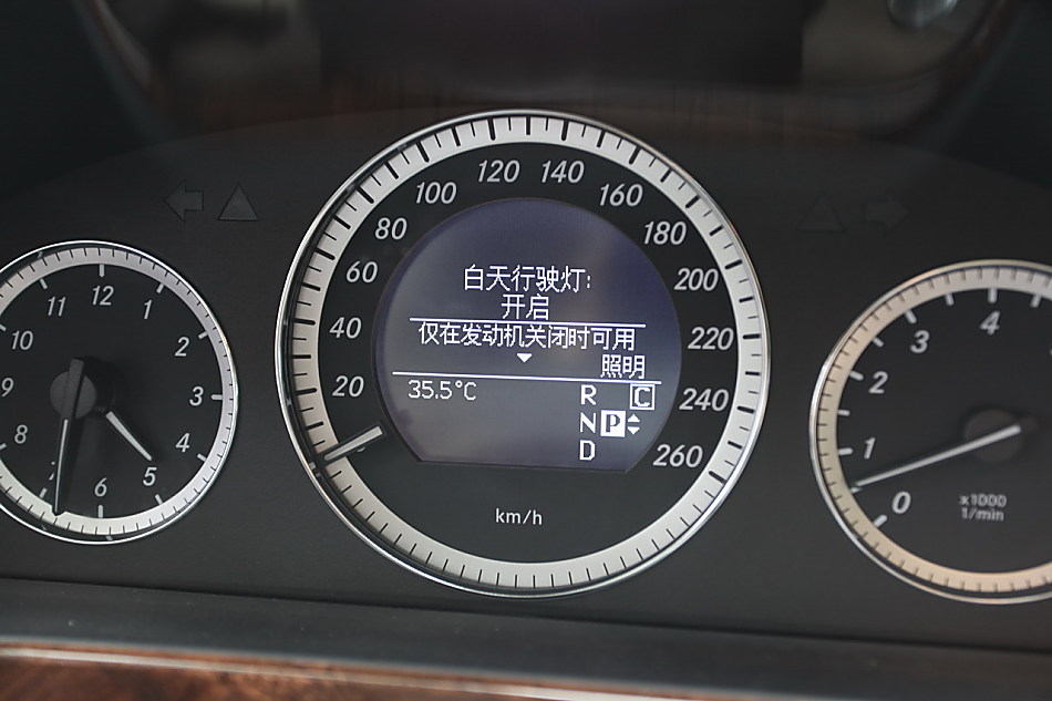 全新一代E300内饰图片