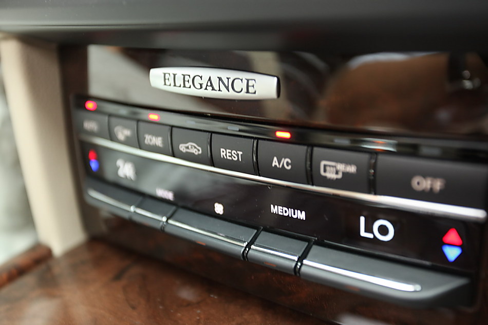 全新一代E300内饰图片